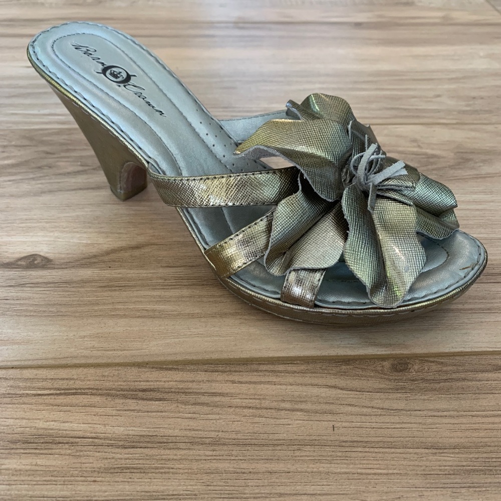Born Crown Gold Flower Sandals
